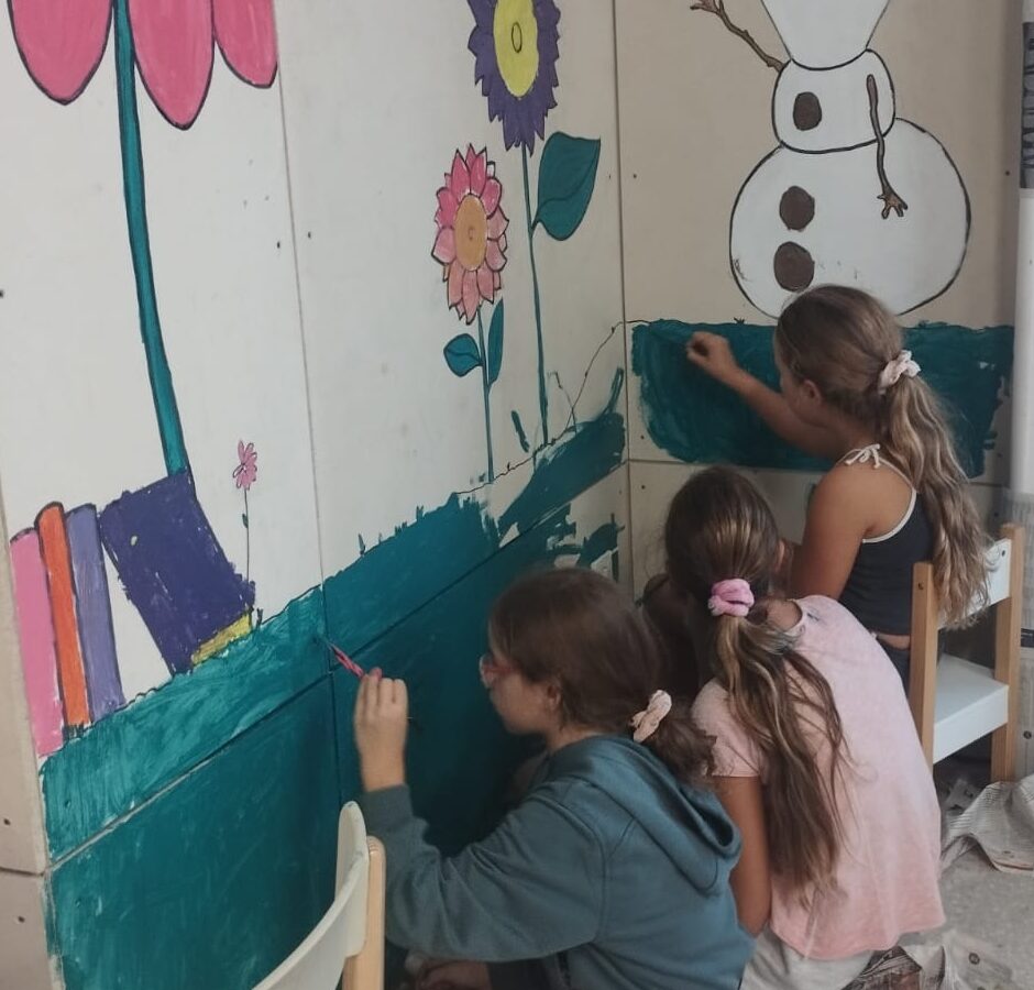 infants pintant paret